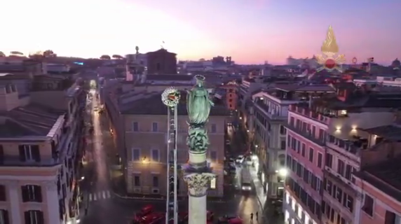 Piazza Mignanelli, ecco la tradizionale corona di fiori donata dai vigili del fuoco all'Immacolata Concezione