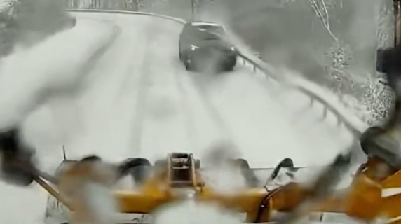New York, auto perde il controllo e si schianta contro uno spazzaneve: il video
