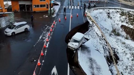 Terremoto in Giappone, le impressionanti immagini di un furgoncino intrappolato in una voragine