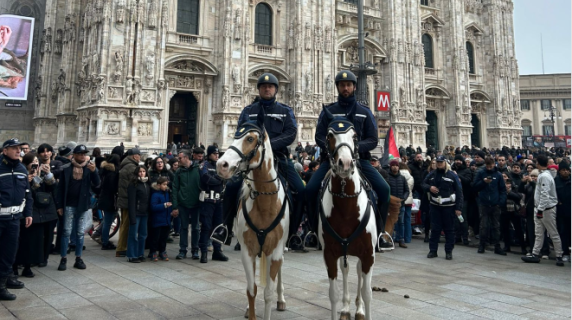 Milano, la polizia locale pattuglia a cavallo la città