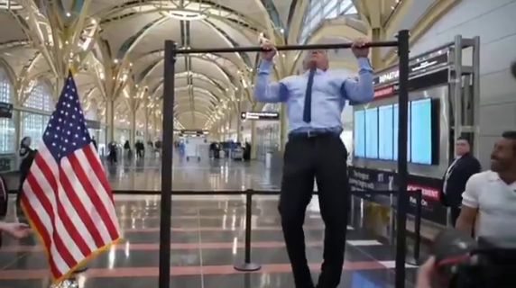Robert F. Kennedy Jr sfida il segretario ai Trasporti: venti trazioni in aeroporto in camicia e cravatta
