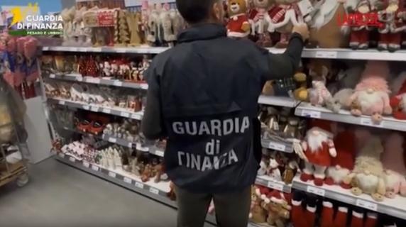 Sequestrate 110mila decorazioni natalizie non conformi: il video dell'operazione delle fiamme gialle tra Pesaro e Urbino