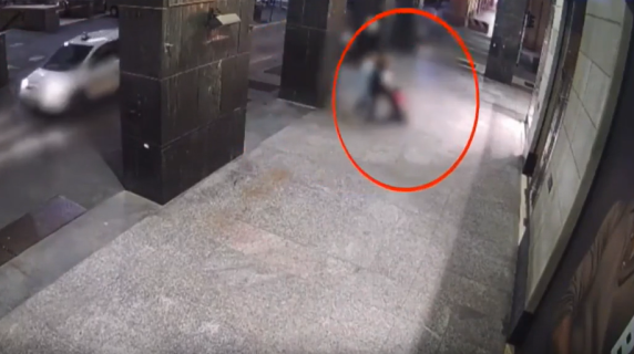 Milano, rapina nel Quadrilatero della moda: strappano il Rolex a 72enne con moglie e figlia