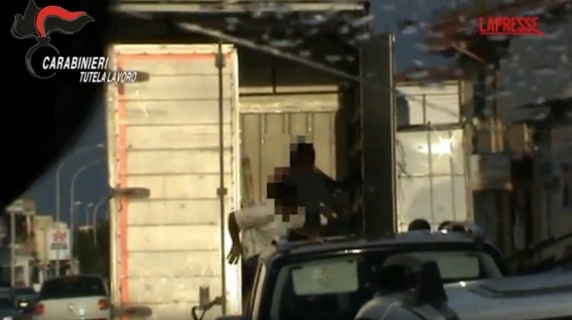 Stipati nei cassoni dei camion: così i lavoratori agricoli venivano portati nei campi. Arrestato imprenditore e collaboratori ad Aversa