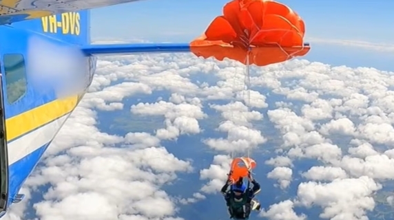 Australia: paracadutista trascinato dall’aereo e salvato per miracolo