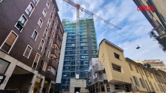 Sequestro torre «Unico-Brera» a Milano, residente: «Balconi attaccati: possiamo passarci cibi e bevande»