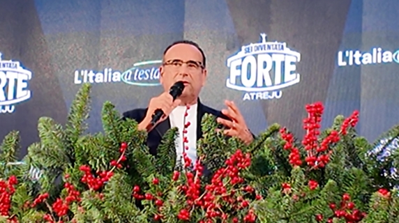 Carlo Conti alla festa Atreju ironizza: «Sono preoccupato, quest'anno poche polemiche su Sanremo»
