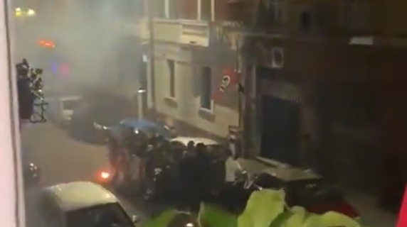 Cagliari, attivisti di Casapound gridano in coro «Dove sono gli antifascisti?». Da un balcone una donna risponde: «Sono qui»