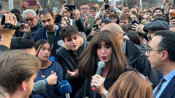 Bernini contestata dagli studenti di Medicina: «Non ce la facciamo più». Lei replica: «Siete dei poveri comunisti» ma poi ci parla