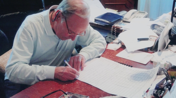 Lo studio di Ennio Morricone, dove il tempo si è fermato: dalla morte del maestro nulla è stato toccato, tra spartiti e premi Oscar