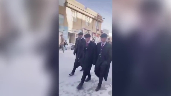 Afghanistan, fermati quattro giovani a Herat per aver imitato i Peaky Blinders: «Violano i valori islamici»