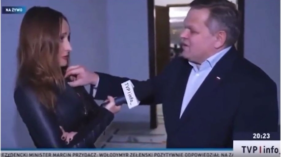 Ucraina, senatore polacco mette le mani al collo della giornalista e tenta di spegnare microfono