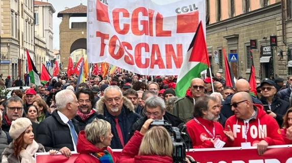 Sciopero: generale, migliaia di persone in corteo a Firenze, : «Stop tagli»