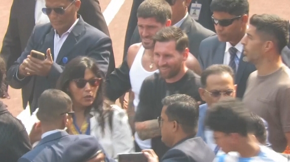 C'è Lionel Messi, tifosi in delirio a Calcutta: lancio di sedili e invasione di campo