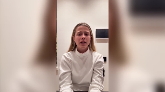 Jacqueline Luna Di Giacomo: «Di notte ladri hanno svuotato il mio studio di pittura». Ma è solo lo spot per la vendita dei suoi capi dipinti