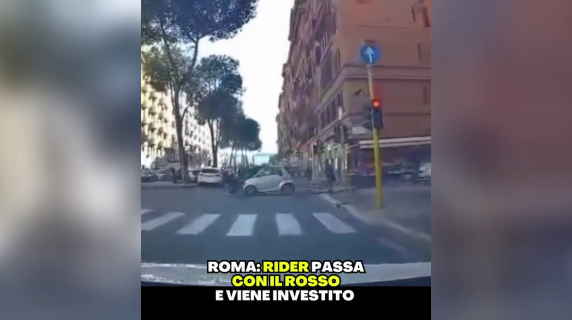 Viale Eritrea, il rider passa in bicicletta con il semaforo rosso la Smart lo investe