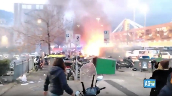 Tafferugli prima di Genoa-Inter: auto in fiamme e poliziotti feriti al Marassi