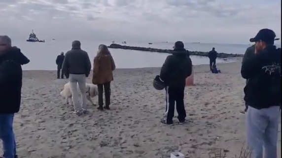 La nave Guang Rong se ne va da Marina di Massa: il video della rimozione della nave rimasta incagliata