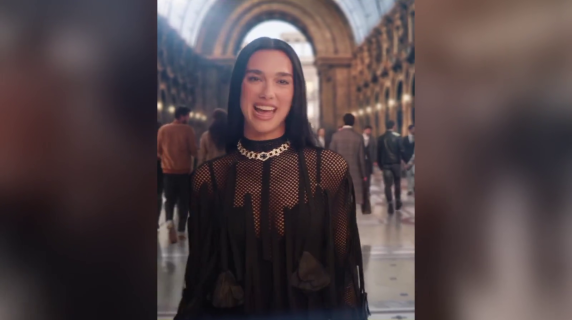 Dua Lipa in Galleria a Milano: lo spot della Nbc per i Giochi 2026