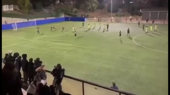 Calcio under 16 & fair play: gol del Queens con il portiere a terra, il mister ordina ai giocatori di far segnare gli avversari