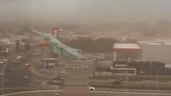 Brasile, vento forte a Guaíba: crolla replica della Statua della Libertà