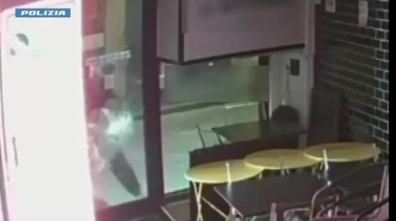 Prato, otto spaccate in un anno: preso il colpevole