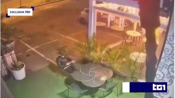 Il video del barista ucciso a coltellate a Sarezzo: le immagini delle telecamere di sorveglianza