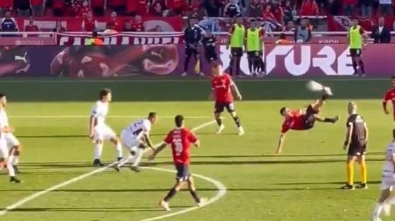 Questa rovesciata da fuori area è il gol più bello del 2025: all'argentino Santiago Montiel il premio Puskás