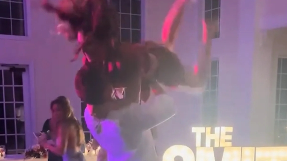 Questo ballo di nozze finisce all'ospedale (con la rottura della clavicola)