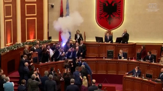 Albania: rissa in Parlamento con urla, spintoni e fumogeni
