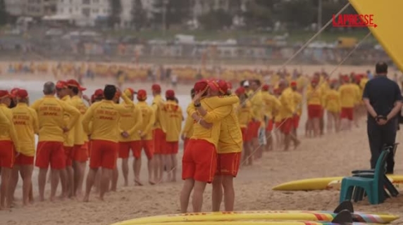 Bondi Beach, centinaia di bagnini rendono omaggio alle vittime dell'attentato di domenica scorsa