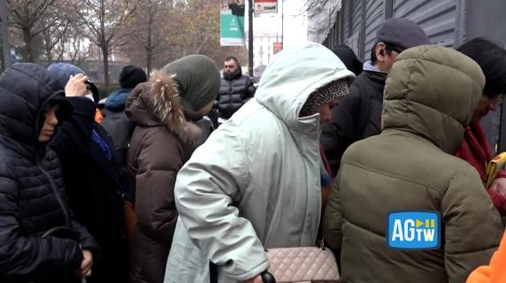 Povertà a Milano, lunghe code a Pane Quotidiano: «Il 30 per cento del totale sono pensionati in difficoltà»