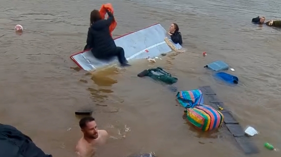 Traghetto turistico affonda sul Mekong: panico tra 120 backpacker, salvataggio all’ultimo istante in Laos