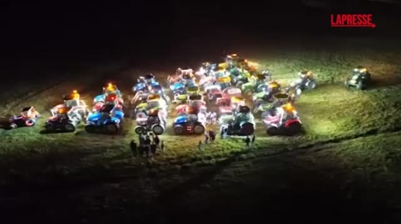 La coreografia di 40 trattori: formano un albero di Natale e illuminano la notte di Capracotta | Il video