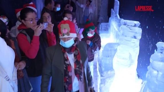 Folla di visitatori per il presepe di ghiaccio a Bogotà, in Colombia: il video della natività scolpita a -12 gradi