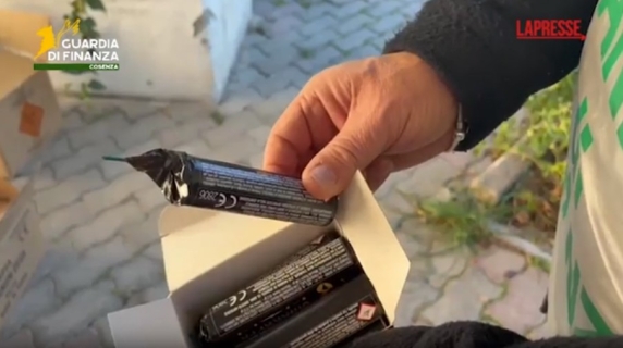 Sequestrati a Cosenza oltre 140mila fuochi d'artificio illegali pronti ad essere messi in commercio illegalmente per Capodanno