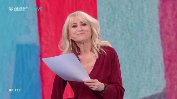 Le letterina di Natale di Littizzetto: «Caro vecchio Babbo, meriteresti un volo di Stato come Almasri, ma ti manca un mandato di cattura»