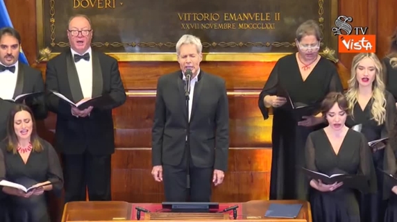 Claudio Baglioni canta «Strada facendo» in Senato per il concerto di Natale