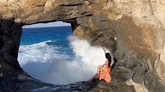 Un’onda e l’abisso: turista travolta dagli scogli mentre posa per una foto in Egitto