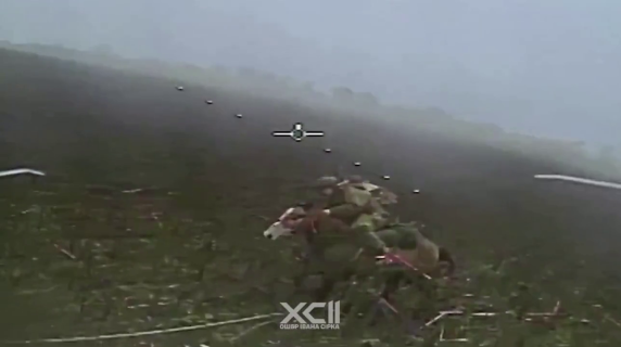 L'assalto dei soldati russi a cavallo: il video girato dal drone ucraino