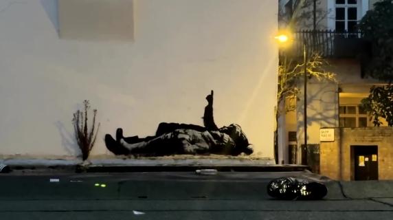 Nuova opera di Banksy sui muri di Londra per Natale: i bambini che indicano il cielo