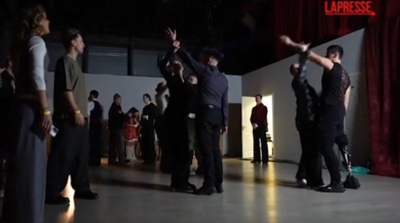 In Ucraina va in onda una puntata speciale di «Ballando con le stelle» con protagonisti gli eroi della guerra: il video