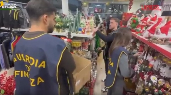 Sequestrati a Milano15mila addobbi natalizi con falsa marcatura CE: il video