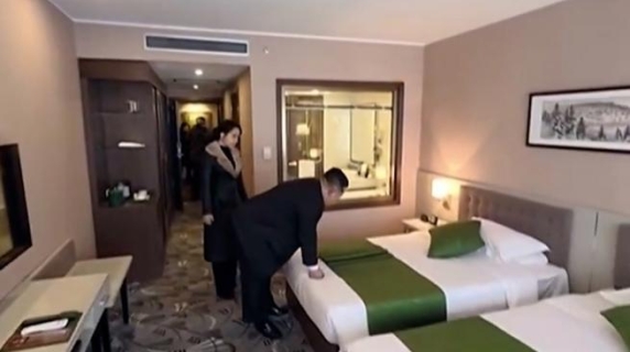Kim Jong-Un inaugura un hotel di lusso: insieme alla figlia va stanza per stanza a testare i materassi