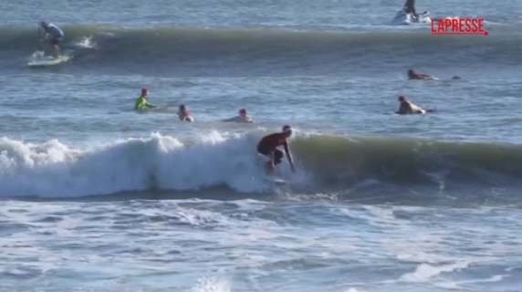 Florida, come tradizione i Babbi Natale cavalcano le onde sulle tavole da surf