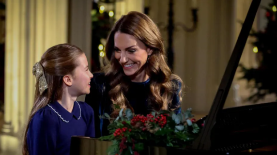 Kate Middleton, il duetto al pianoforte con la figlia Charlotte per il concerto di Natale