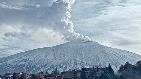 L'Etna erutta dal cratere Nord-Est