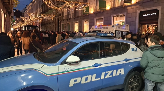 Napoli, calcinacci in via Toledo: due turiste ferite, folla deviata
