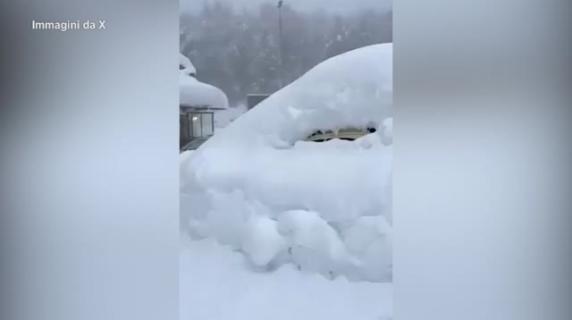 Nevicata record a Prato Nevoso, le immagini delle auto ricoperte