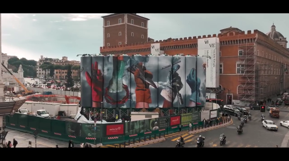 Murale sul cantiere della Metro C, l'artista: «Mi sono ispirata agli angeli del Bernini di ponte Sant'Angelo»